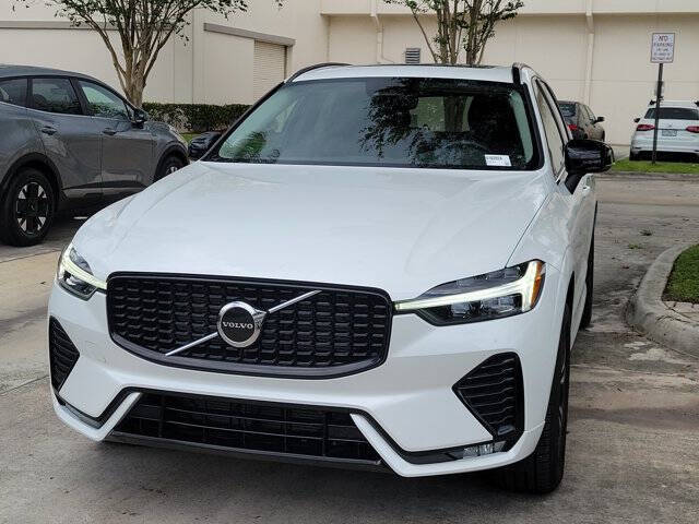 2024 Volvo XC60 B5 Core Dark Theme