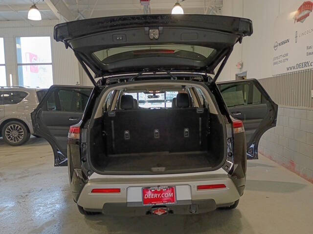 2025 Nissan Pathfinder SL