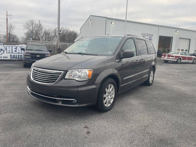 2016 Chrysler Town & Country Touring's photo