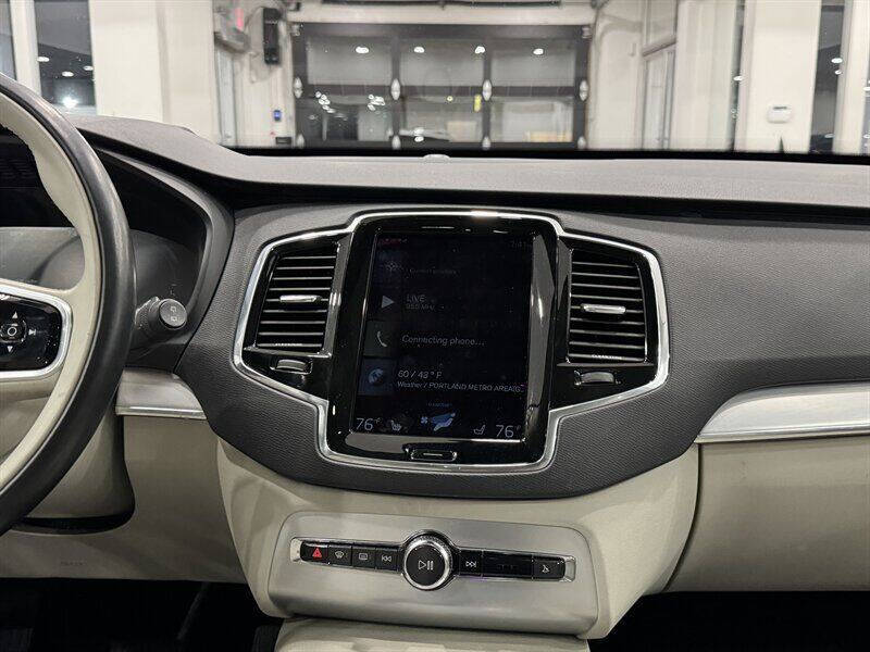 2016 Volvo XC90 T8 eAWD Momentum