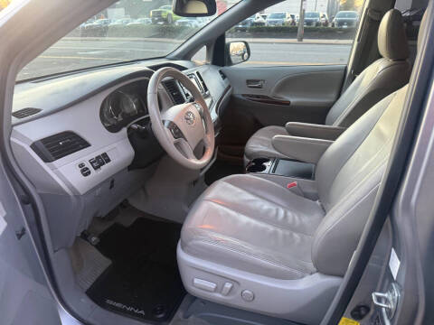 2013 Toyota Sienna XLE 8-Passenger