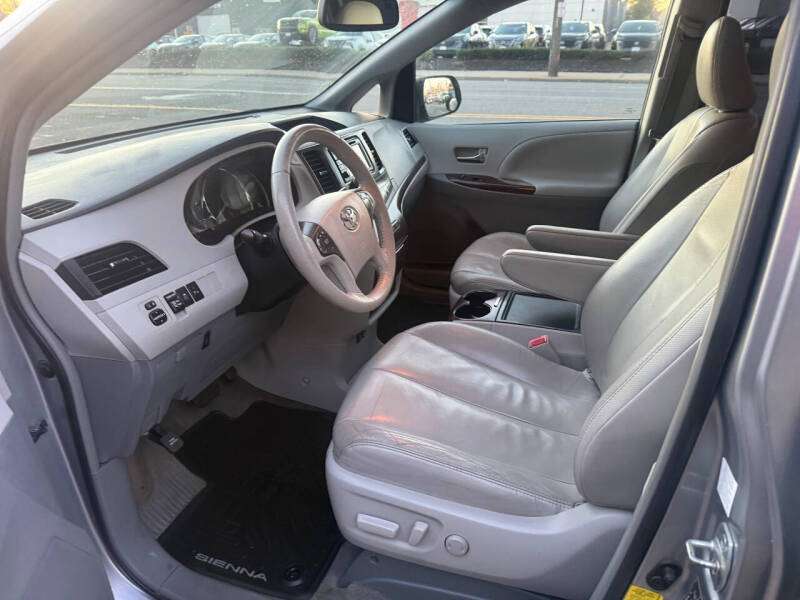 2013 Toyota Sienna XLE 8-Passenger