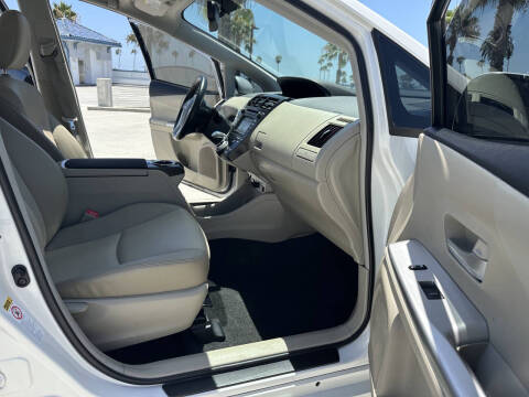 2013 Toyota Prius v Five