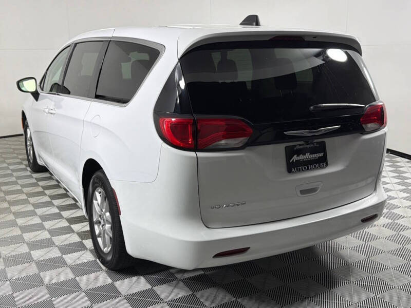2024 Chrysler Voyager LX