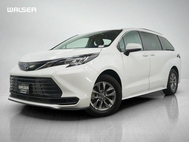 2022 Toyota Sienna LE 8-Passenger