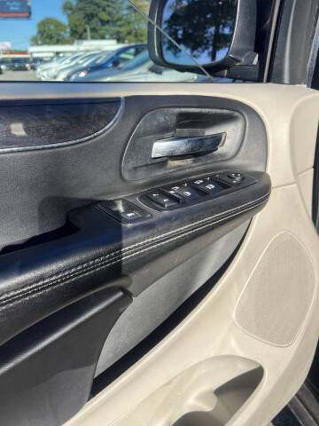 2013 Chrysler Town and Country Touring