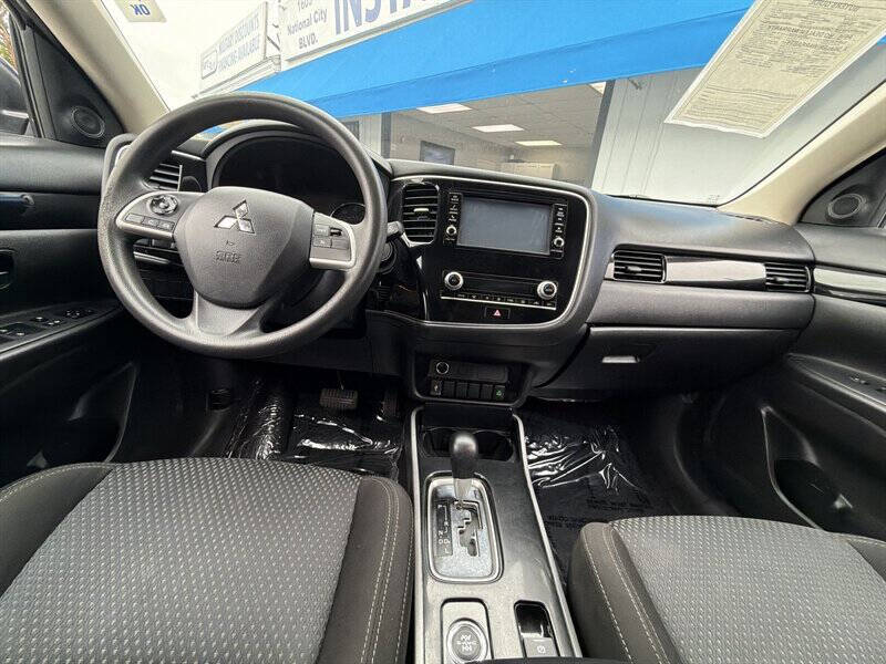 2020 Mitsubishi Outlander SE