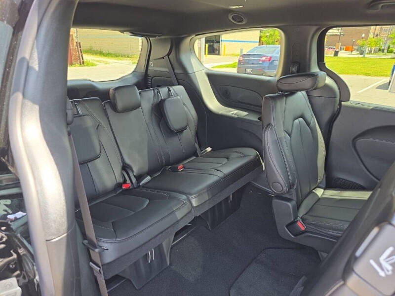 2027 Chrysler Pacifica Select