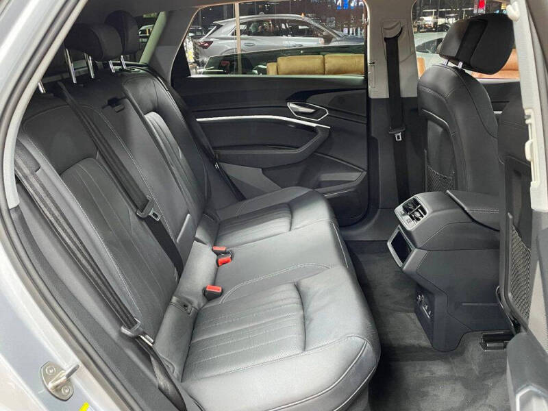 2022 Audi e-tron quattro Premium Plus