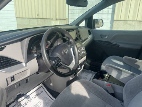 2017 Toyota Sienna LE 8-Passenger