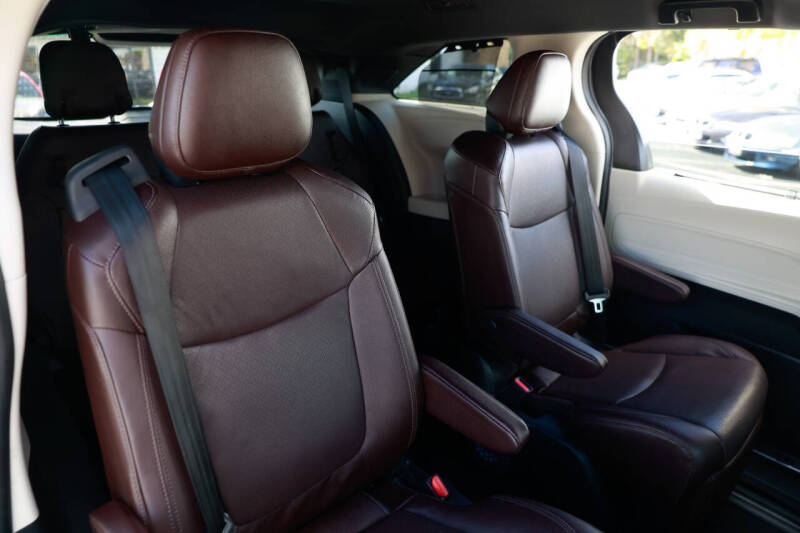2021 Toyota Sienna Platinum 7-Passenger