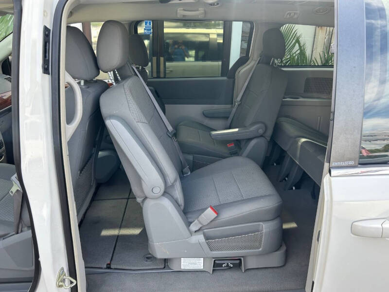 2009 Chrysler Town and Country Touring