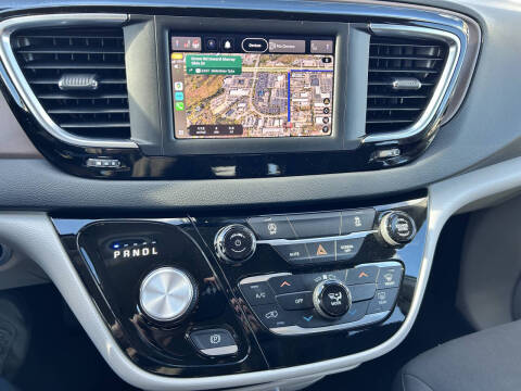 2023 Chrysler Voyager LX