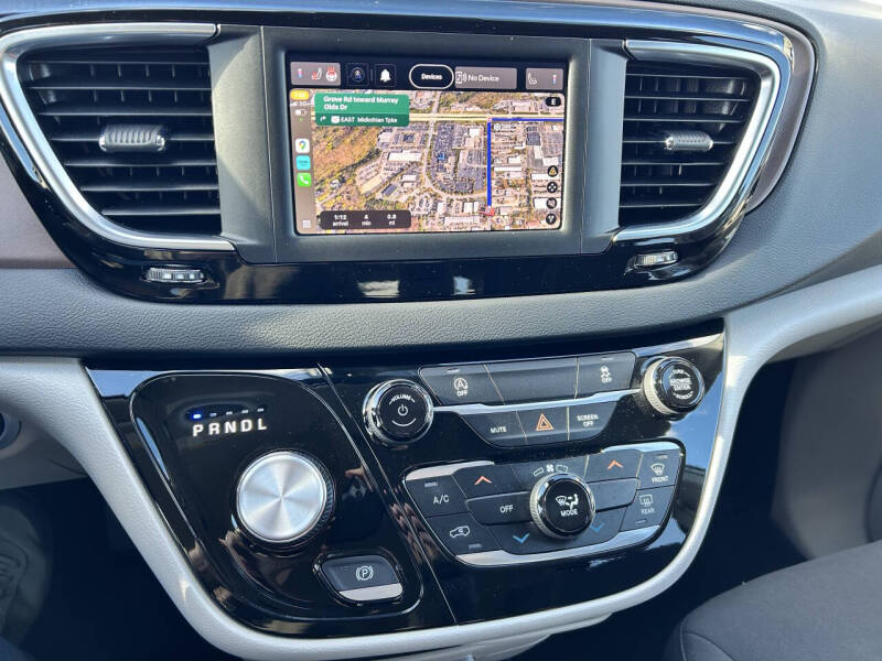 2023 Chrysler Voyager LX