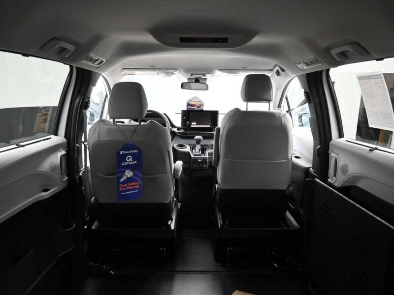 2025 Toyota Sienna LE 8-Passenger