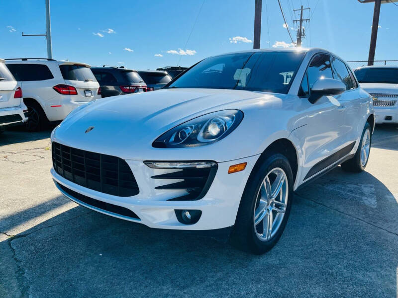 2017 Porsche Macan Base photo 2