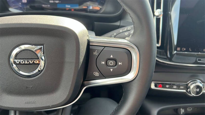 2025 Volvo XC40 B5 Plus Bright Theme