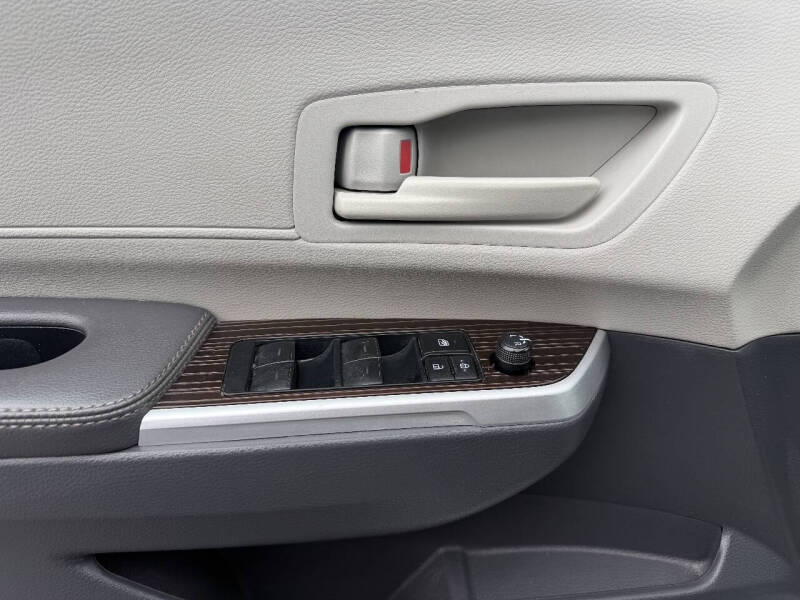 2023 Toyota Sienna LE 8-Passenger