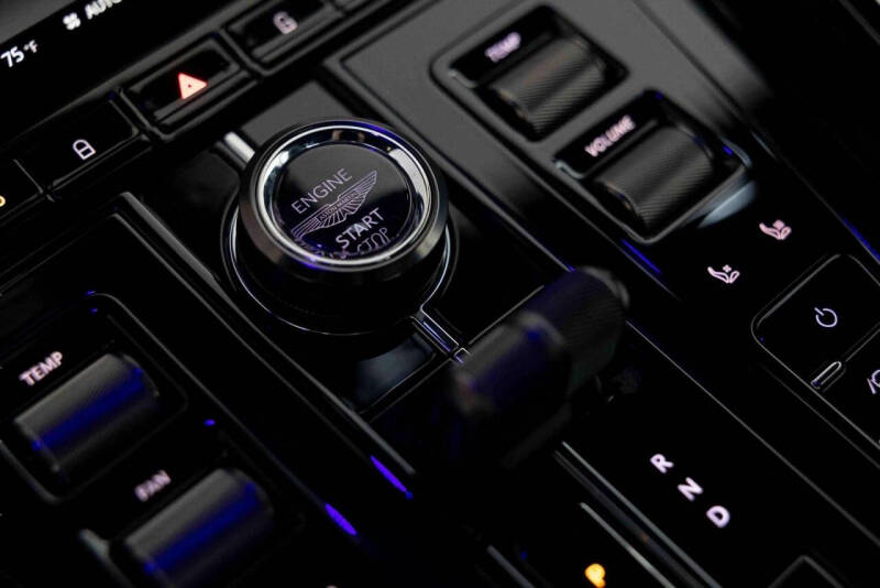 2025 Aston Martin DB12 V8