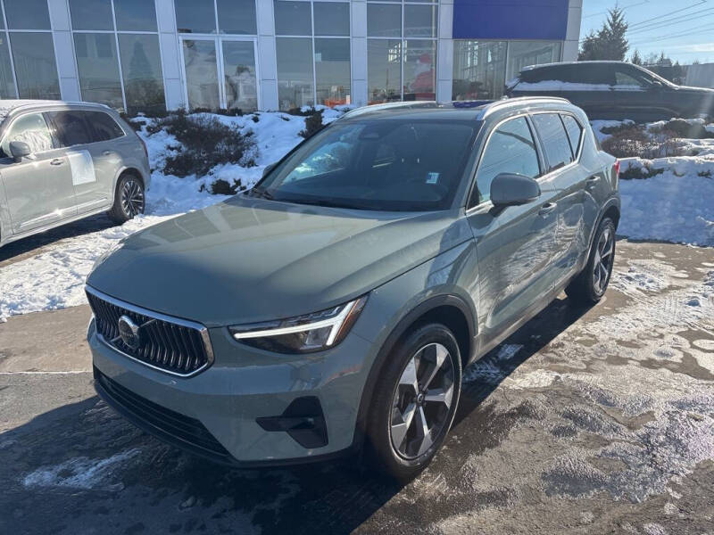 2025 Volvo XC40 B5 Plus Bright Theme