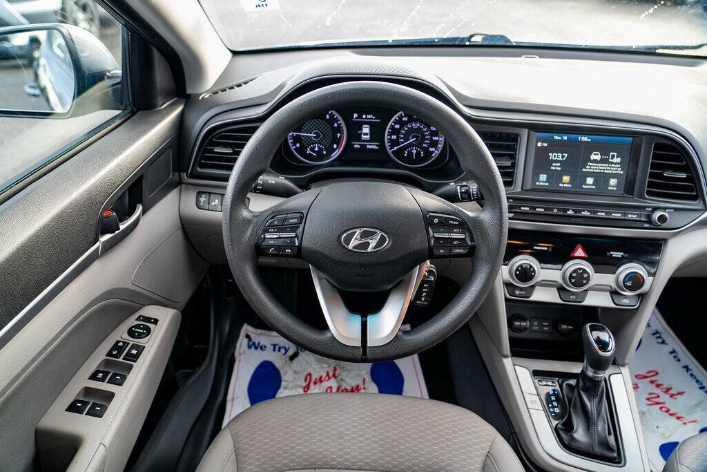 2019 Hyundai ELANTRA for sale at Auto Destination in Puyallup, WA