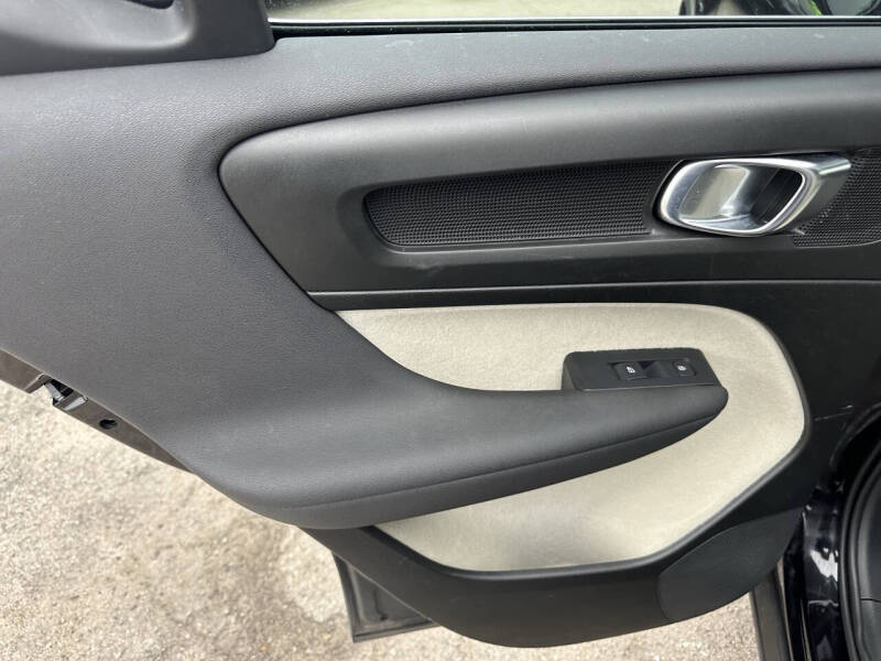 2023 Volvo XC40 B5 Plus Bright Theme