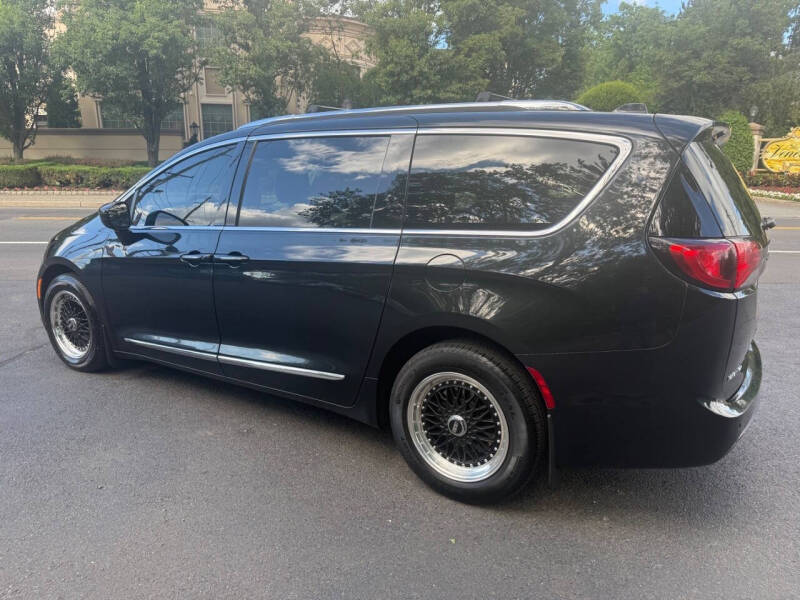 2017 Chrysler Pacifica Touring-L Plus