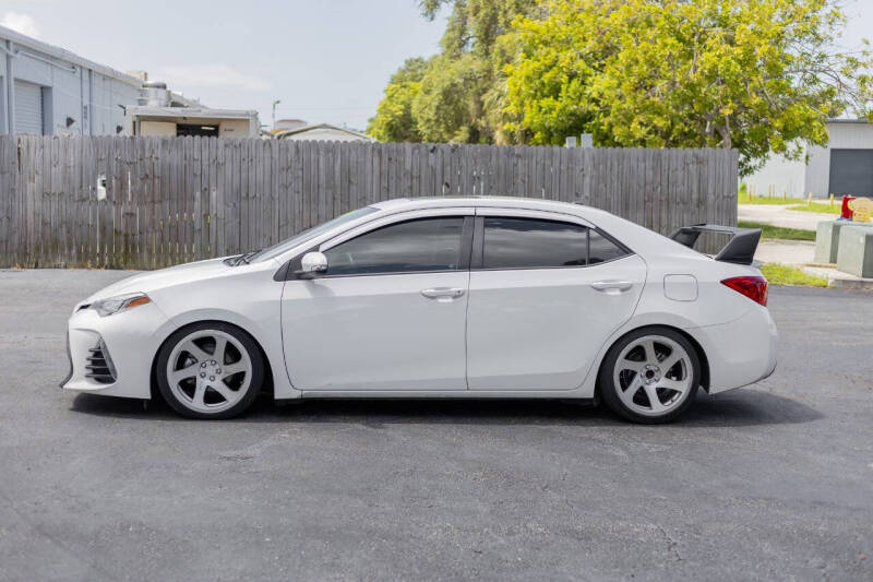 2017 Toyota Corolla SE photo 2