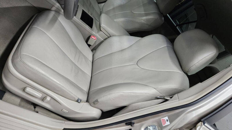 2009 Toyota Camry LE photo 25