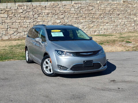 2017 Chrysler Pacifica for sale at Car Hunters LLC in Mount Juliet TN