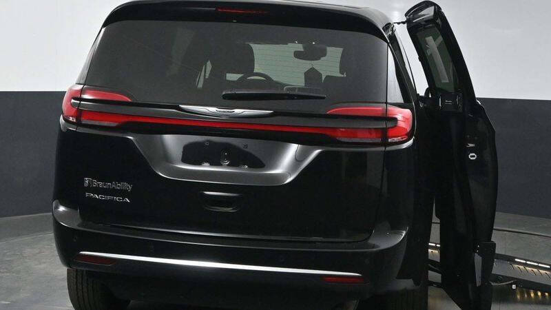 2025 Chrysler Pacifica Select