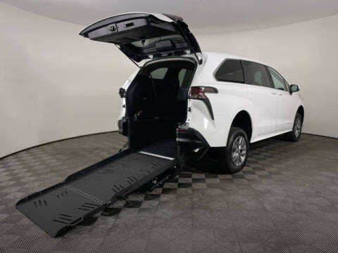 2025 Toyota Sienna LE 8-Passenger