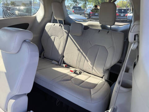 2017 Chrysler Pacifica Touring-L