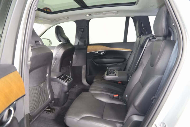 2022 Volvo XC90 T6 Momentum 7-Passenger