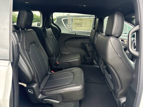 2027 Chrysler Pacifica Select