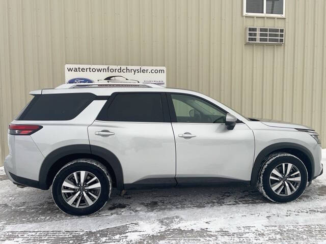 2025 Nissan Pathfinder SL