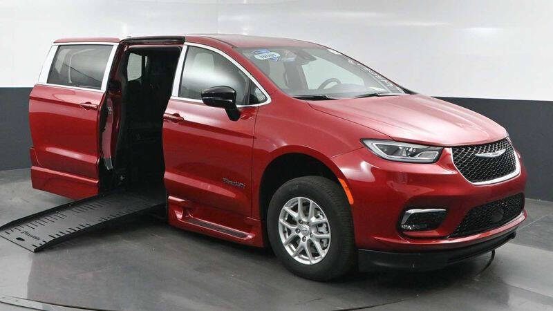2025 Chrysler Pacifica Select's photo
