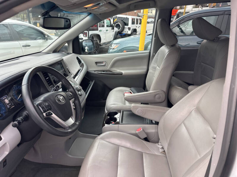 2017 Toyota Sienna XLE Premium 7-Passenger