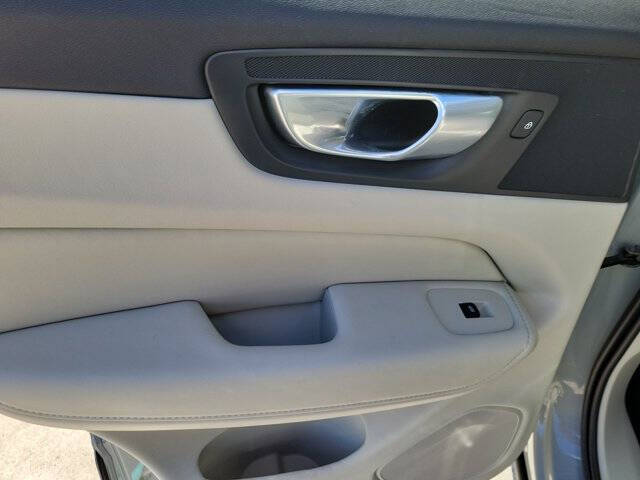 2024 Volvo XC60 B5 Core Dark Theme