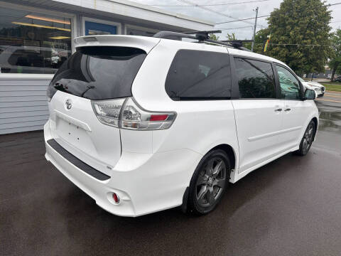 2017 Toyota Sienna SE Premium 8-Passenger