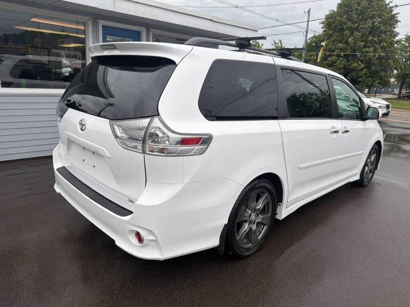 2017 Toyota Sienna SE Premium 8-Passenger