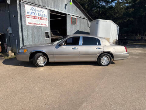 2001 Lincoln Town Car for sale at WYATT'S AUTO SALES in Henderson TX