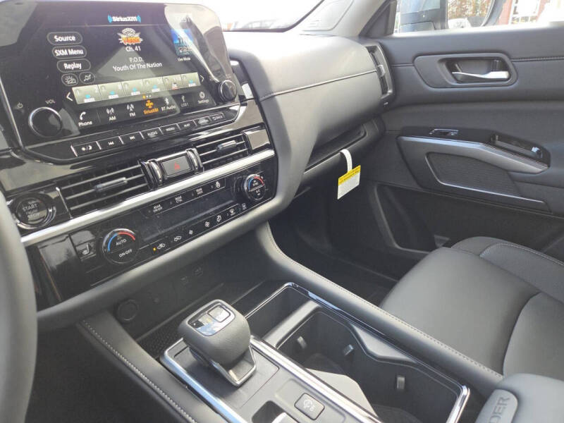 2025 Nissan Pathfinder SL