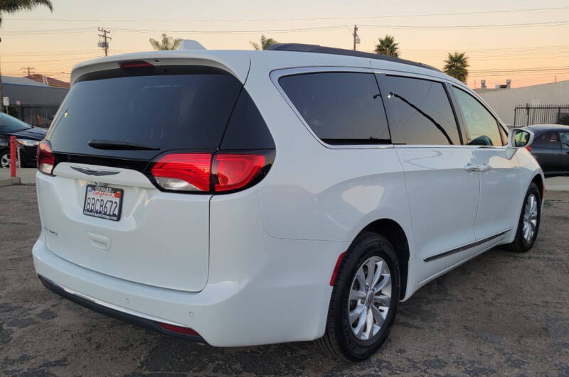 2017 Chrysler Pacifica Touring-L