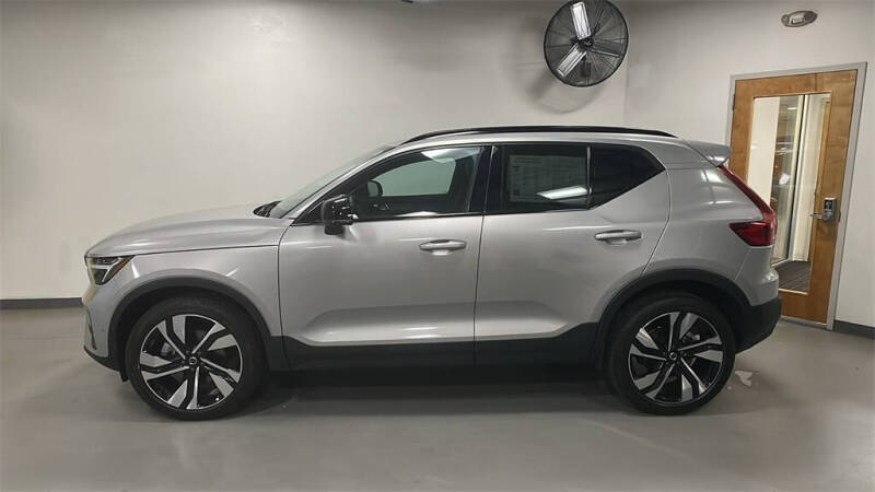 2025 Volvo XC40 B5 Plus Dark Theme