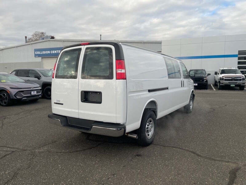 2025 Chevrolet Express 3500