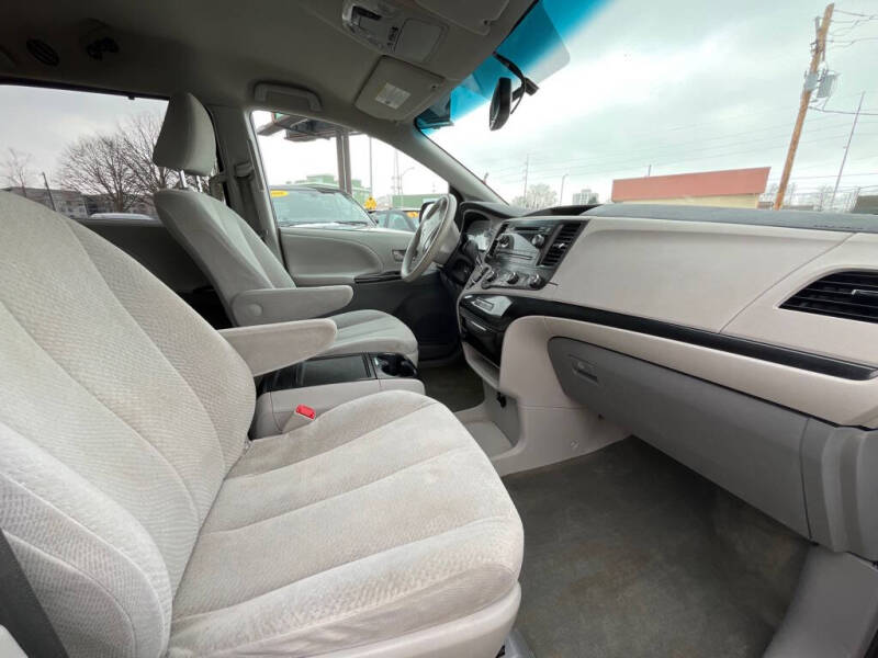 2012 Toyota Sienna LE 7-Passenger