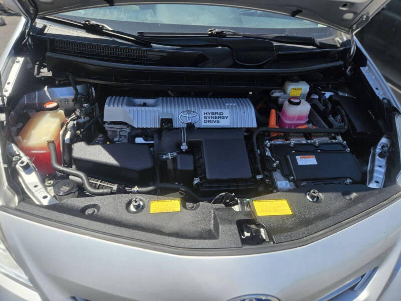 Image 8 of 2014 Toyota Prius v Two