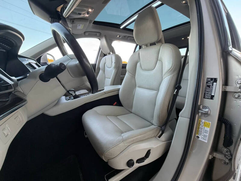 2016 Volvo XC90 T6 Momentum