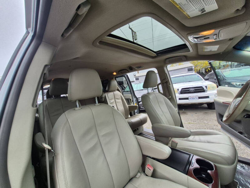2014 Toyota Sienna XLE 8-Passenger